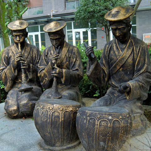 演奏乐器的少数民族人物铜雕